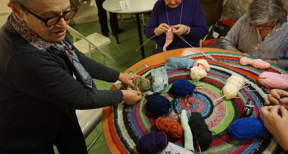 Une bénévole anime l'atelier tricot